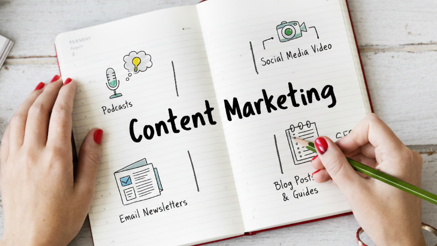 Carnet ouvert affichant un schéma de Content Marketing avec des icônes pour Podcasts, Social Media Video, Email Newsletters et Blog Posts