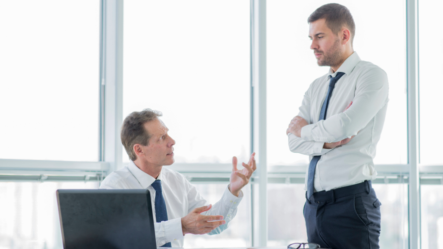 Employé en pleine négociation pour convaincre son patron de payer une formation