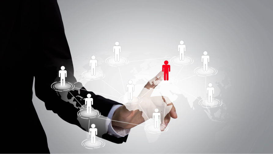 Illustration du ciblage CRM : une main sélectionne un profil client spécifique parmi un réseau mondial de consommateurs.
