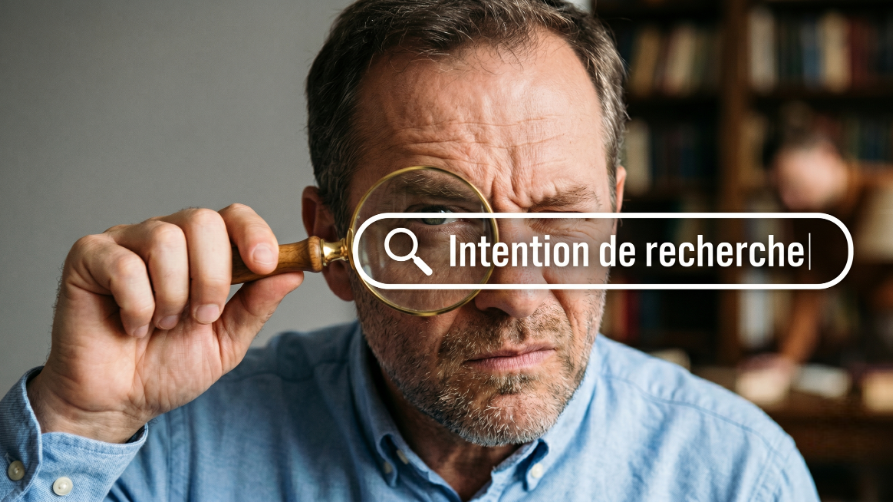 Homme analysant une barre de recherche avec l'inscription Intention de recherche à travers une loupe.